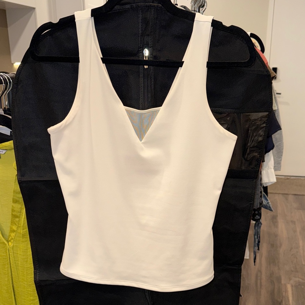 🔴 $15 SALE - Express Cream V-Neck Tank Top